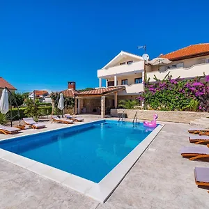 Apartament Merita With Pool, Sveti Filip i Jakov